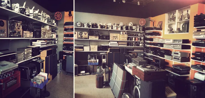 Butikens hyllor med förstärkare, bandspelare och äldre hifi